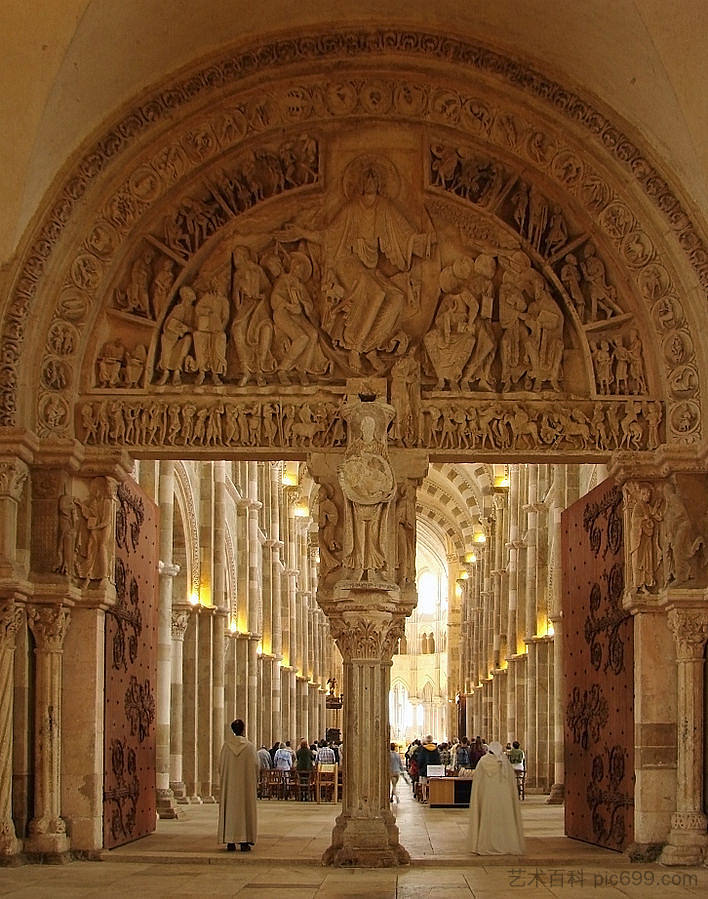 法国韦泽莱修道院 Vézelay Abbey, France (1120 - 1150)，罗马式建筑