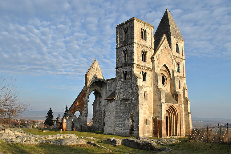 兹桑贝克普雷蒙特雷修道院教堂，匈牙利 Zsámbék Premontre Monastery Church, Hungary (1220)，罗马式建筑