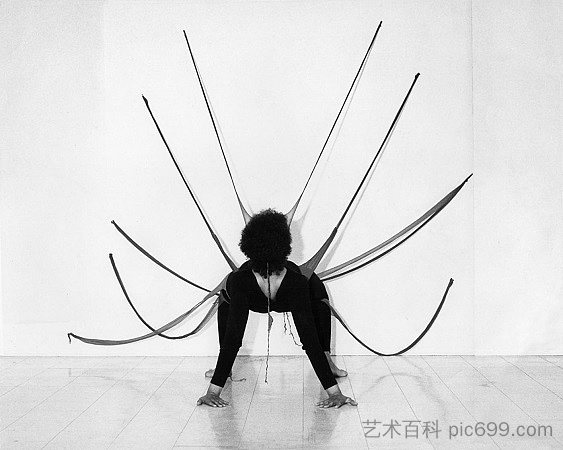 表演作品（细节，摄影：Harmon Outlaw） Performance Piece (detail, Photo by Harmon Outlaw) (1977)，嫩古迪床