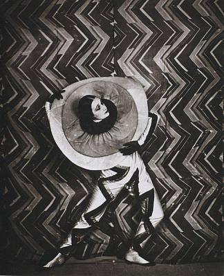 穿着由Sonia Delaunay设计的Pierrot-Éclair服装，在René Le Somptier的电影Le P’tit Parigot的片场 Wearing the Pierrot-Éclair costume designed by Sonia Delaunay, on the set of René Le Somptier’s film Le P’tit Parigot (1926)，索妮娅·德劳内