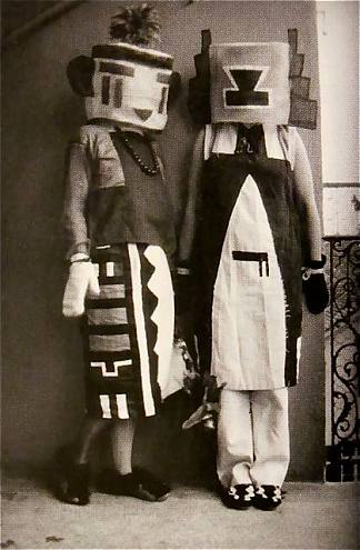 Sophie and Erika Taeuber （Hopi Indian Costumes） Sophie and Erika Taeuber (Hopi Indian Costumes)，苏菲·托伊伯