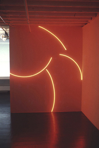 粉色墙上四个不完整的红色霓虹灯圆圈 Four Incomplete Red Neon Circles on a Pink Wall (1977)，斯蒂芬安东纳科斯