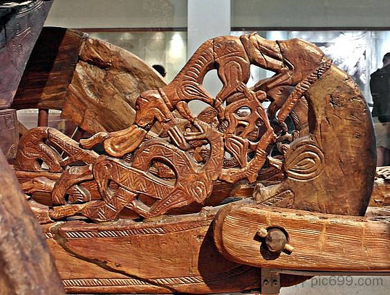 奥塞贝格旅行车的雕刻细节 Carved Detail from the Oseberg Waggon (c.800)，维京艺术