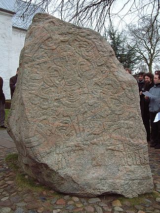 哈拉尔德符石上的基督形象（果冻石） The Figure of Christ on Harald’s Runestone (Jelling Stone) (c.950)，维京艺术