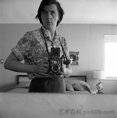 伊利诺伊州高地公园（自画像，卧室镜子） Highland Park, IL (Self-Portrait, Bedroom Mirror) (1965)，薇薇安·迈尔