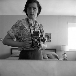 伊利诺伊州高地公园（自画像，卧室镜子） Highland Park, IL (Self-Portrait, Bedroom Mirror) (1965)，薇薇安·迈尔
