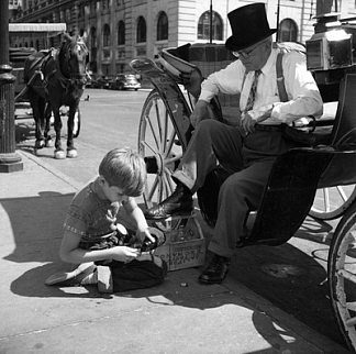 纽约（男孩闪亮的鞋子），1952年7月 New York (Boy Shining Shoes), July 1952 (1952)，薇薇安·迈尔