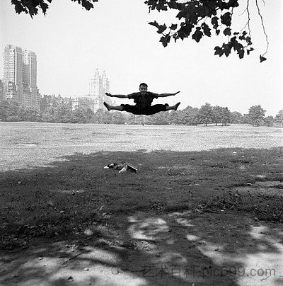 纽约（男人在半空中做分裂） New York (Man Doing Splits in Midair) (1955)，薇薇安·迈尔