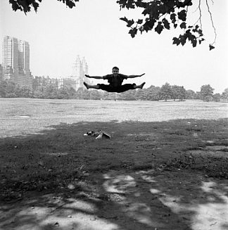 纽约（男人在半空中做分裂） New York (Man Doing Splits in Midair) (1955)，薇薇安·迈尔