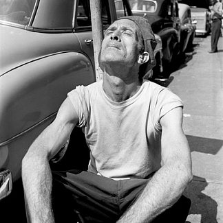 纽约（男人在街上晒太阳） New York (Man Sunning on Street) (1955)，薇薇安·迈尔