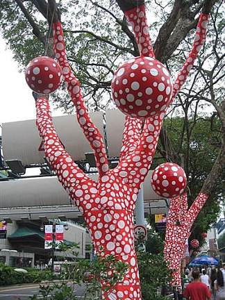 树上的波尔卡点升天 Ascension of Polkadots on the Trees (2006)，草间弥生