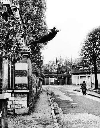 跃入虚空 Leap into the Void (1960; Fontenay-aux-roses,France  )，伊夫·克莱因